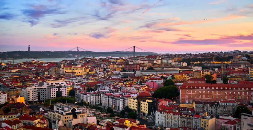 Lisbon skyline. By Deensel (CC BY 2.0, https://commons.wikimedia.org/w/index.php?curid=94222909)
